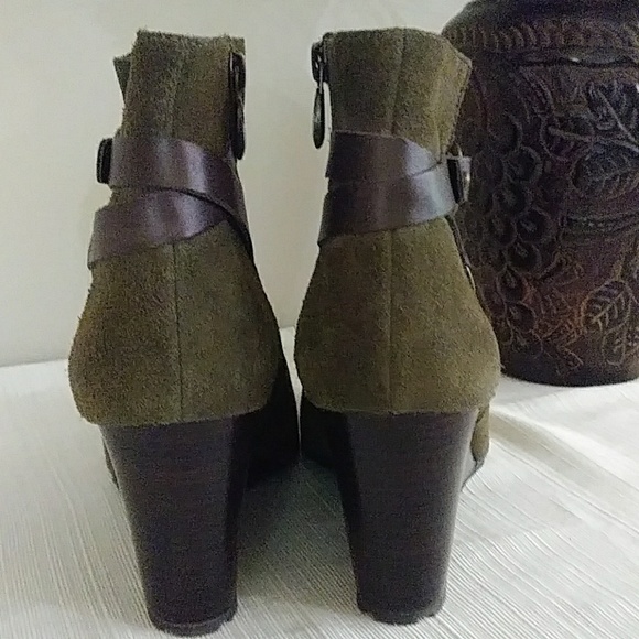 Sz 8.5M Olive Wedge Booties by Tahari - Picture 5 of 7
